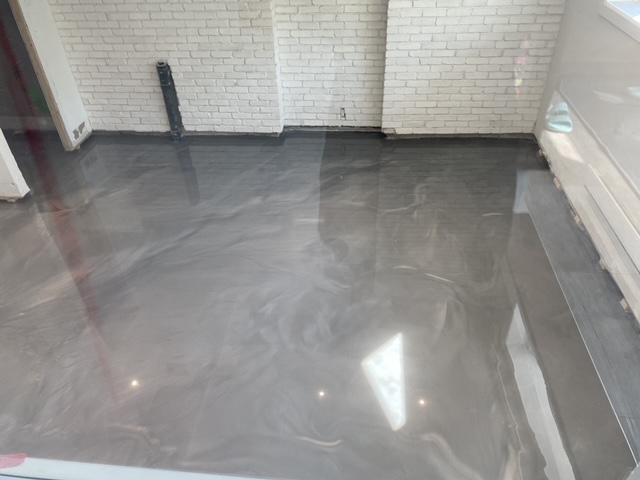 La solution aux dégâts d’eau: Le plancher en époxy qui protège vos planchers